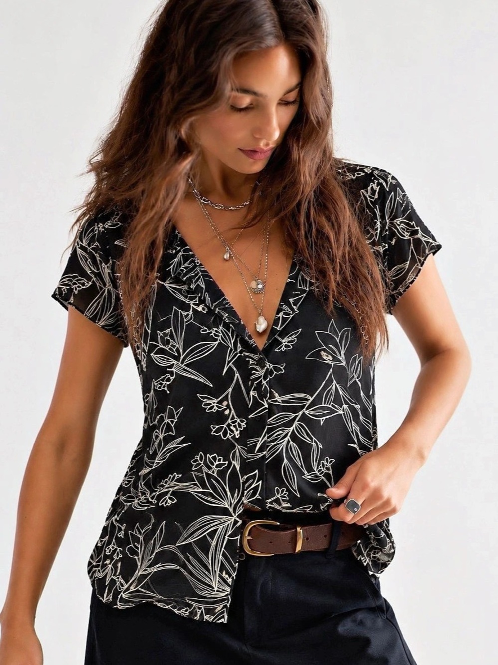 466. Reitmans Floral Blouse in Black & White Size XL